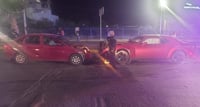 Autos chocan de frente a la altura del desnivel 11-40 de Gómez Palacio
