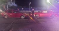 Autos chocan de frente al desnivel 11-40 de Gómez Palacio