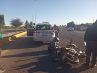 Motociclista se impacta contra camioneta frente a colonia El Dorado de Gómez Palacio