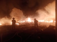Se registra aparatoso incendio en planta recicladora de Durango
