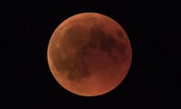 ¿Por qué a veces la luna se ve de color rojo o anaranjado?