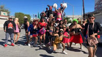 Salen a las calles vestidos de mujer como parte de la fiesta de la 'Quema de Judas' en Gómez Palacio