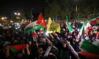 Iraníes festejan 'castigo' a Israel, tras lanzamiento de misiles