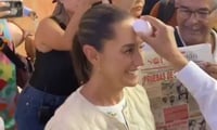 VIDEO: 'Limpian' con huevo a Claudia Sheinbaum para 'alejar malas vibras'