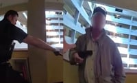 VIDEO: Hombre llega a hotel para encontrarse con dos menores; policía lo recibe y se desata balacera
