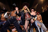 Madonna y sus invitados en concierto