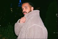 Retira Drake canción en la que usaba una voz generada con IA de Tupac