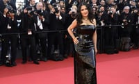 Salma Hayek deslumbra en Cannes con un vestido de lentejuelas negro