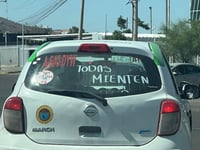 'Todas mienten': Taxista muestra curioso mensaje en su vehículo