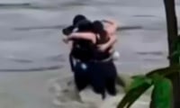 VIDEO: ‘El último abrazo’, captan a jóvenes antes de ser arrastrados por una inundación