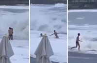 VIDEO: Mujer es arrastrada por una ola; su pareja no pudo salvarla
