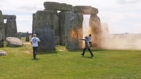 VIDEO: Activistas dañan monumento de Stonehenge y son detenidos