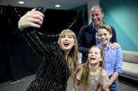 Príncipe William asiste con sus hijos al concierto de Taylor Swift en Londres