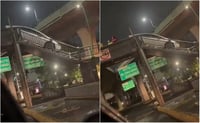 Conductor intenta cruzar puente peatonal en su carro | VIDEO