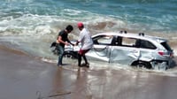 Rescatan camioneta en el mar de Mazatlán | VIDEO