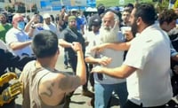 Se enfrentan manifestantes propalestinos y judíos en Los Ángeles | VIDEO