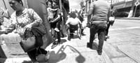 Difícil, transitar por banquetas del Centro: Personas con discapacidad