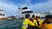 Salvan a turistas de embarcación que se hundía frente a playas de Mazatlán