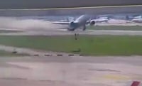 Avión aterriza de emergencia por 'golpe de cola' | VIDEO