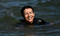 Alcaldesa de París se mete a nadar en el Sena para demostrar que el agua es segura, previo a los Juegos Olímpicos