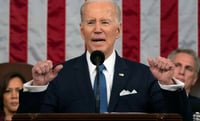 Biden no se va, pese a presiones internas de los demócratas, asegura su campaña