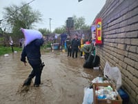 Afectados en Poanas reciben apoyo de policías durante inundación