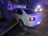 Conductor chocó contra un árbol y abandonó su coche
