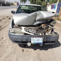 Varón destruyó su carro en hecho vial en Gómez Palacio