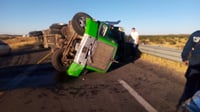 Tráiler choca contra una camioneta y vuelca en carretera a Parral