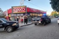 Con machete en mano, asaltan tienda de conveniencia en Gómez Palacio