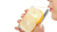 Estos son los beneficios que ofrece tomar agua con limón