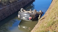 Hombre cayó con auto a canal de riego cerca de La Ferrería