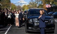 Personal de la Casa Blanca recibe a Kamala Harris con aplausos tras su derrota frente a Trump