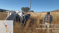 Mujer resulta lesionada tras volcar en carretera a Canatlán