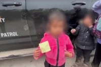 Rescatan a niña de dos años viajando sola; cruzó la frontera con solo un papel en la mano | VIDEO