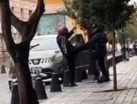 Motociclista arremetió contra policía vial en Durango, tras infracción | VIDEO