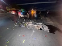 Motociclista está grave, después de chocar contra taxi, en Gómez Palacio