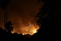 Van 16 fallecidos por incendios en Los Ángeles; bomberos siguen trabajando en la zona