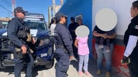 Par de niños caminaban solos por la calle; policías los rescataron