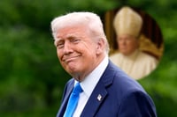 Trump postea una foto vestido de Papa hecha con IA, a una semana de la muerte de Francisco