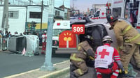 Choque-volcadura deja tres personas lesionadas en avenida Enrique Carrola Antuna | VIDEO