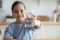 ¿Cuánta agua deben tomar los niños?