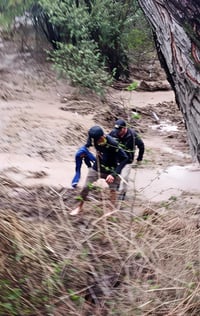 PC rescata a joven estaba aferrado a una rama; corriente de arroyo lo arrastró