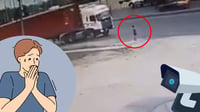 Caja de tráiler se desprende y cae sobre mujer que caminaba por la banqueta | VIDEO