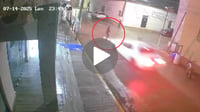 Vehículo a alta velocidad atropella a joven mujer en Santiago Papasquiaro | VIDEO