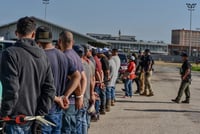 Gobierno de Trump planea detener a migrantes en bases militares de Indiana y Nueva Jersey
