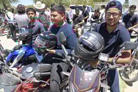 Regalan cascos a motociclistas para proteger su integridad física, en Gómez Palacio