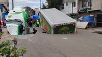 Camión que repartía refrescos cae por completo en socavón de 8 metros | FOTOS