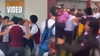 Estudiantes agreden al director de la escuela por presuntas acusaciones de acoso sexual | VIDEO