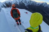 Se quita el arnés para tomarse una selfie y muere tras caer 200 metros en China | VIDEO